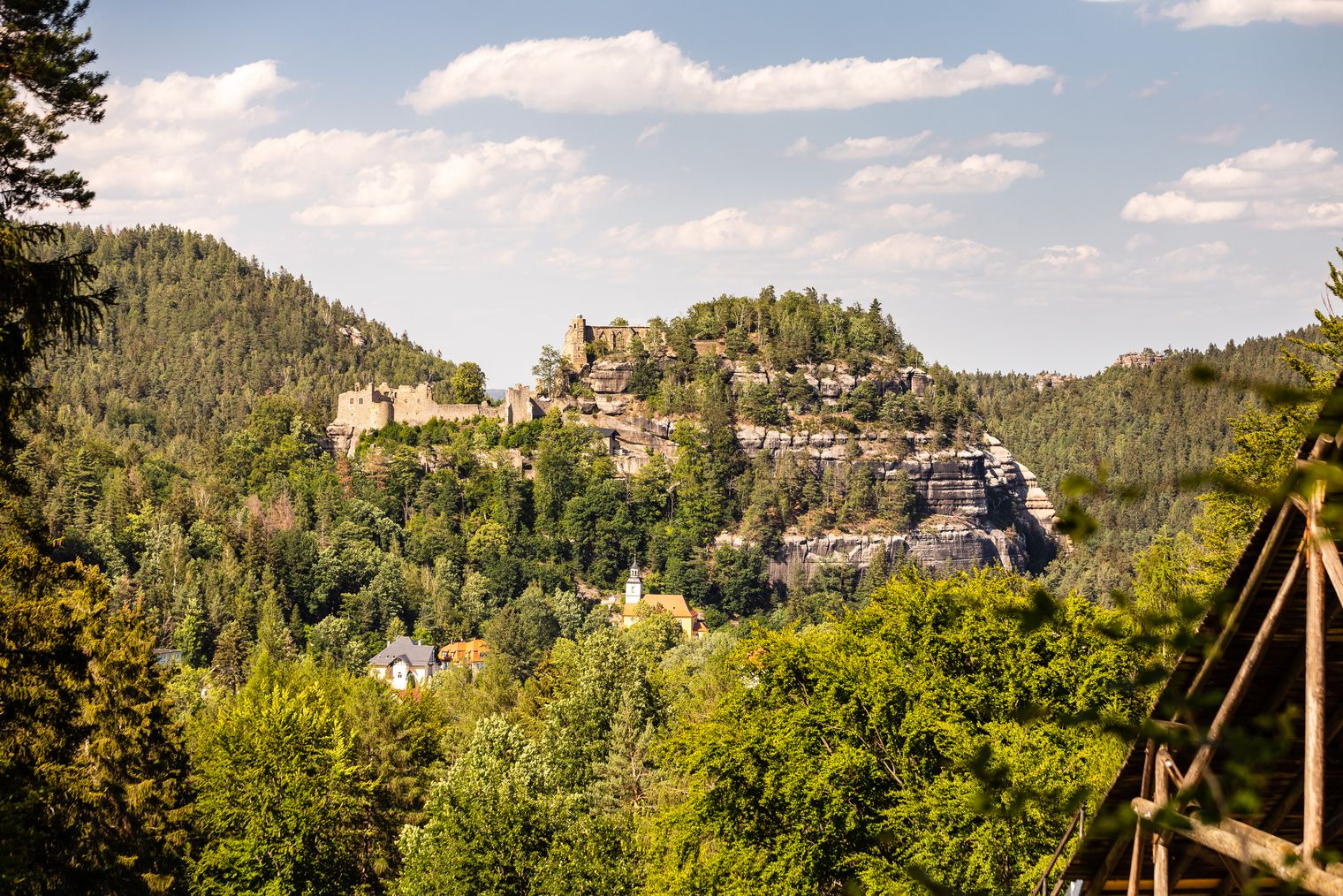 Panoramablick auf die Ruinen von Burg und Kloster Oybin // View to the ruins of the Oybin castle and monastery