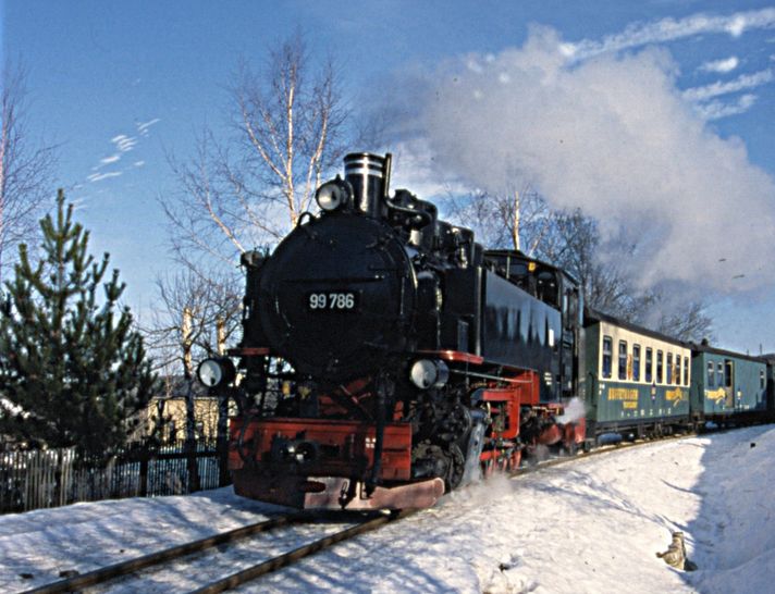 Die Fichtelbergbahn in winterlicher Landschaft