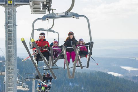 Auf die Piste mit dem Lift in der Skiwelt Schöneck