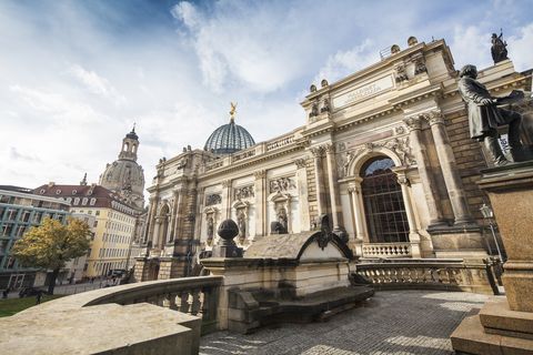 Blick auf die Brühlsche Terrasse in Dresden mit der Frauenkirche und der Zitronenpresse im Hintergrund