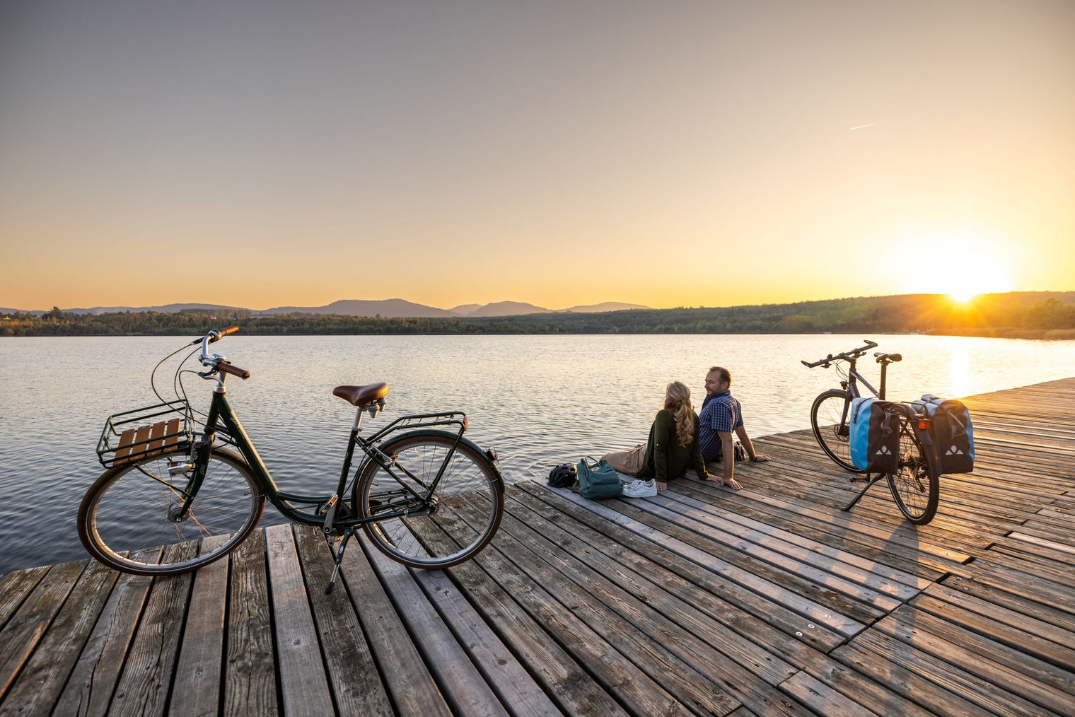 Olbersdorfer See mit Radfahrern im Sonnenuntergang / Olbersdorf Lake with cyclists at sunset