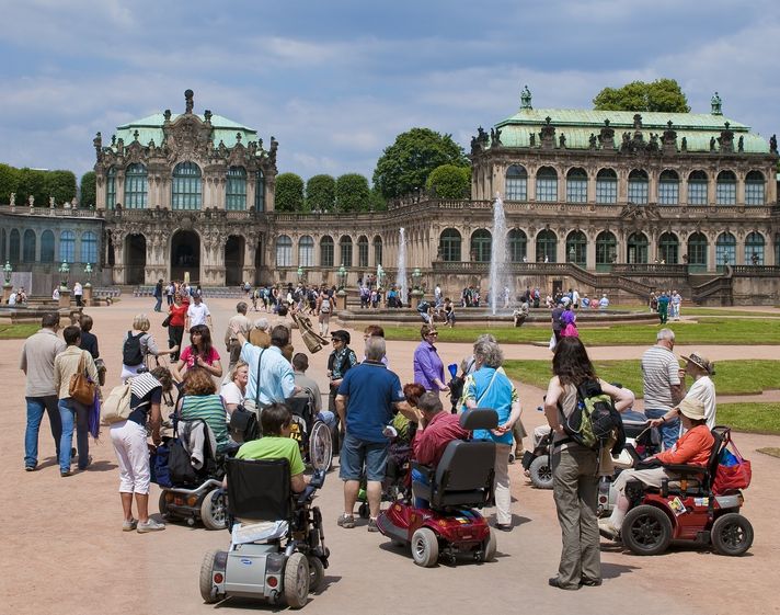Eine Gruppe Rollstuhlfahrer besuchen den Dresdner Zwinger