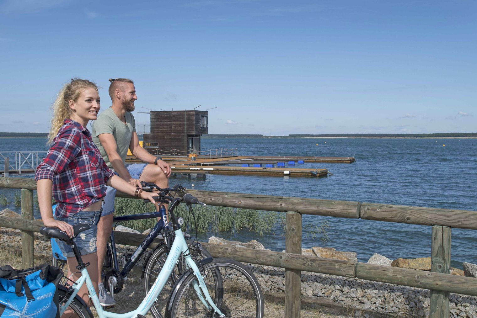 Radfahrer am Partwitzer See, Schwimmende Ferienhäuser