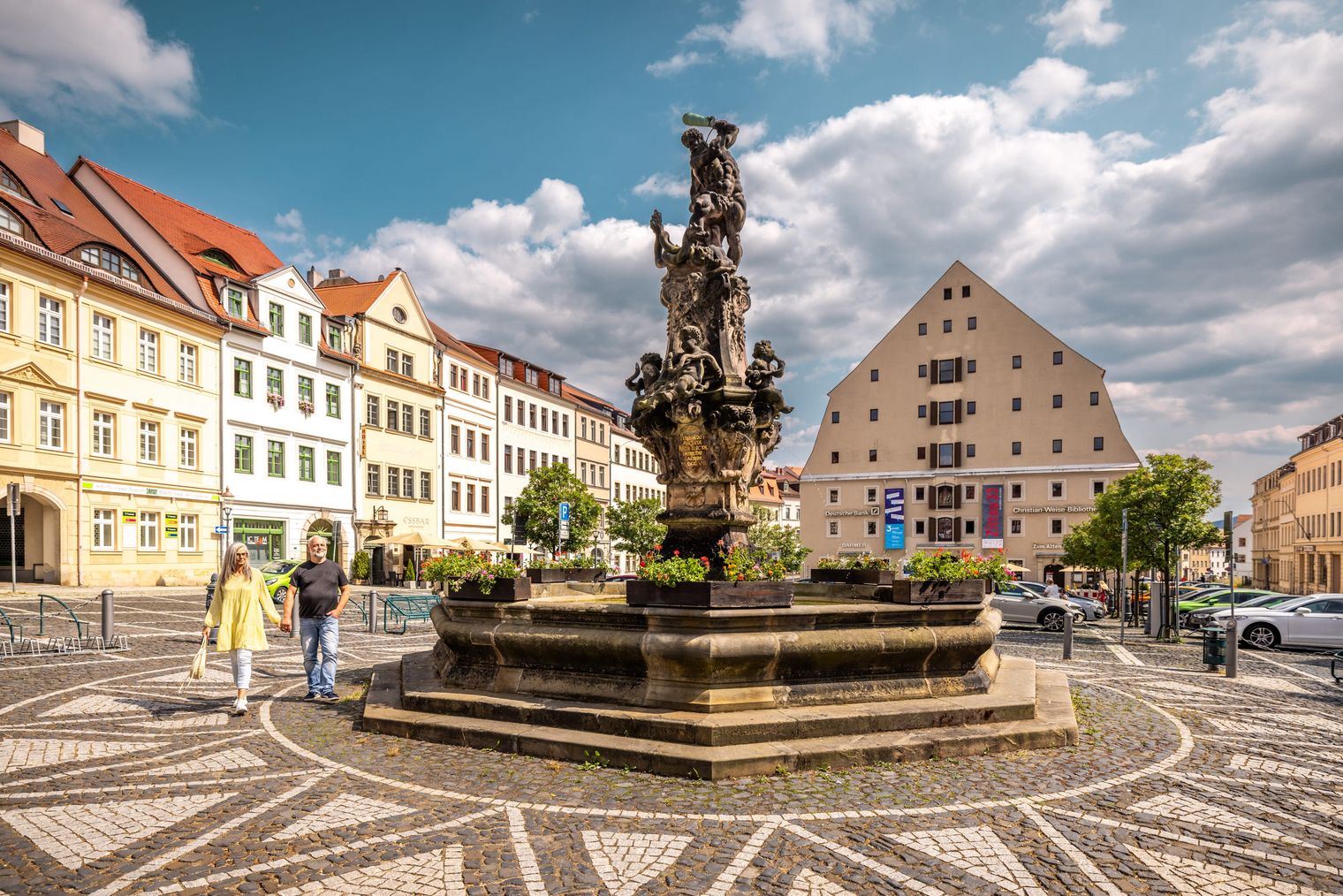 Herkulesbrunnen und Salzhaus in Zittau im Sonnenschein / Hercules fountain and salt house in Zittau in the sunshine