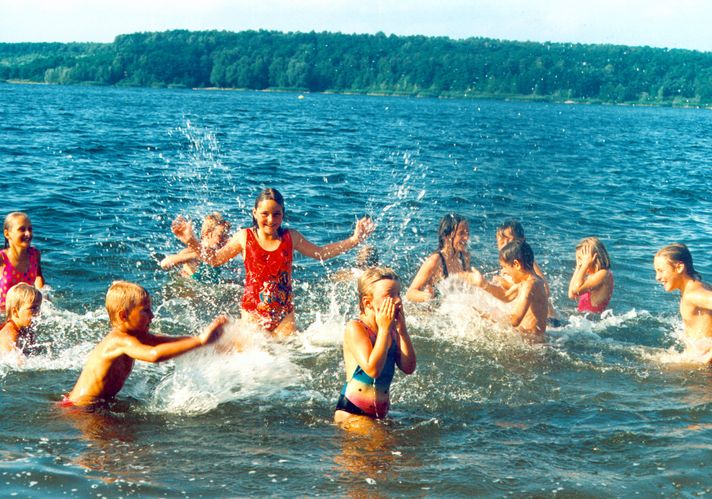 Plantschende Kinder im Knappensee im Lausitzer Seenland 