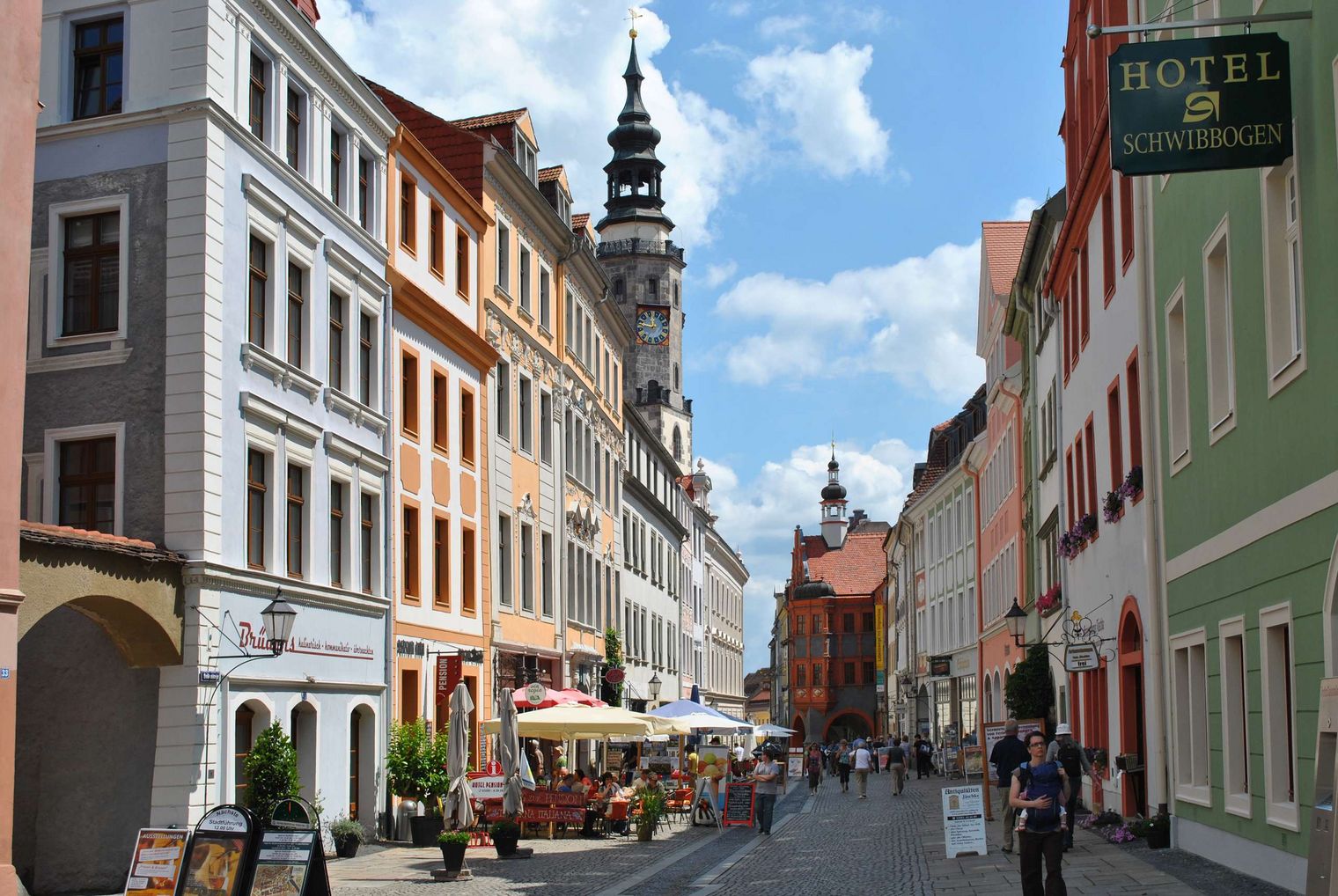 Die bunt restaurierten Häuser säumen die Brüdergasse in der Altstadt von Görlitz. 