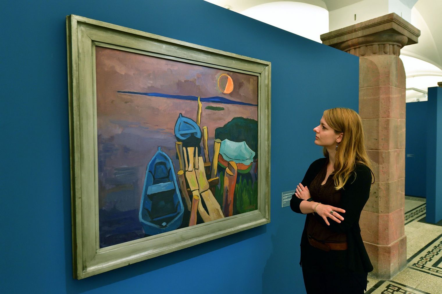 Frau betrachtet Kunstwerk