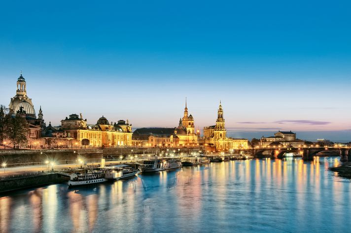 Dresden im Sonnenuntergang, im Vordergrund ist die Elbe zu sehen