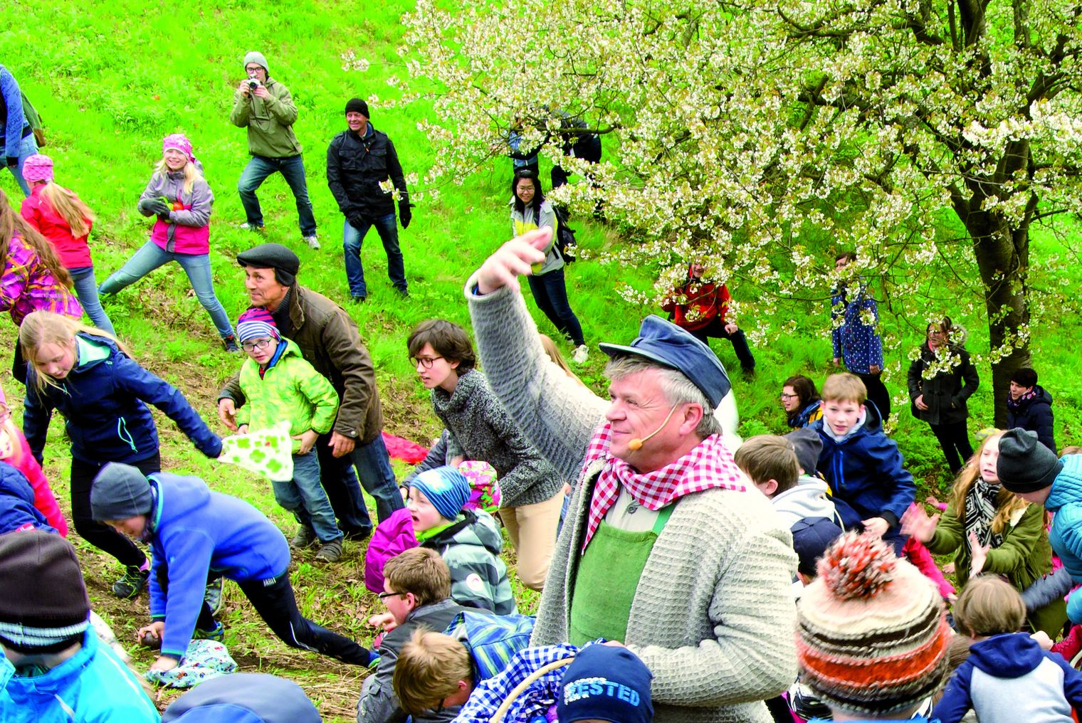 Viele Kinder am Berg mit Eierjockel